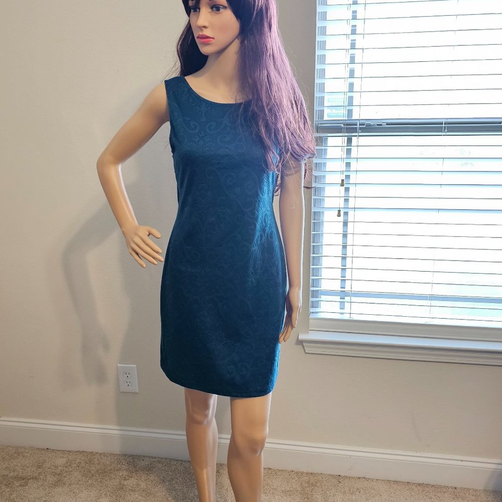 Everly ~ size M ~ Teal Sleeveless Lacy Pattern Dress